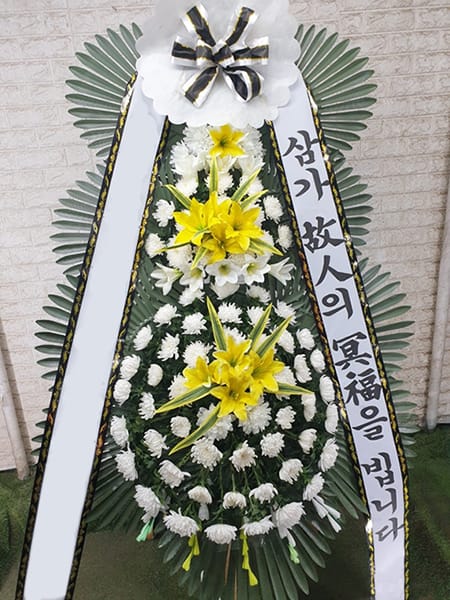 부천장례식장 풍성하고 정갈한 디자인의 3단 화환